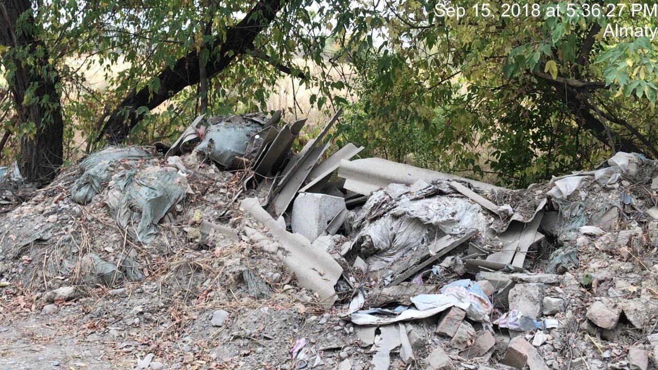 мусор около поля Алатау ИЯФ 4