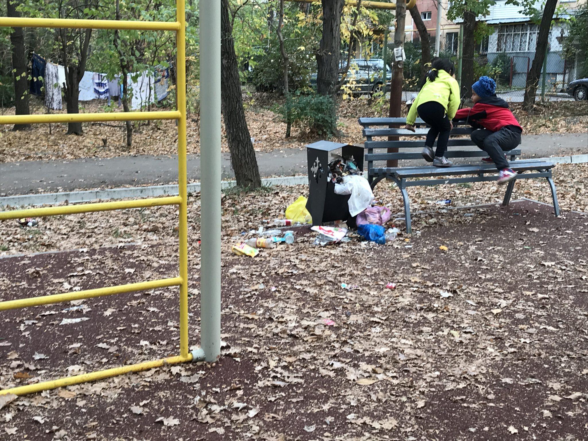 на детской площадке