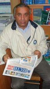 Мигрант из Узбекистана читает газету