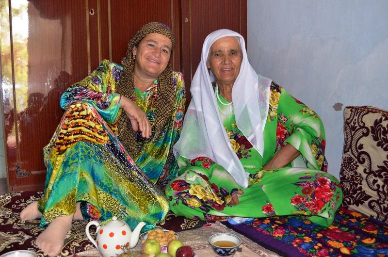Полно таджикски. Таджикские женщины. Узбекские женщины. Жены в Таджикистане. Таджичка пожилая.