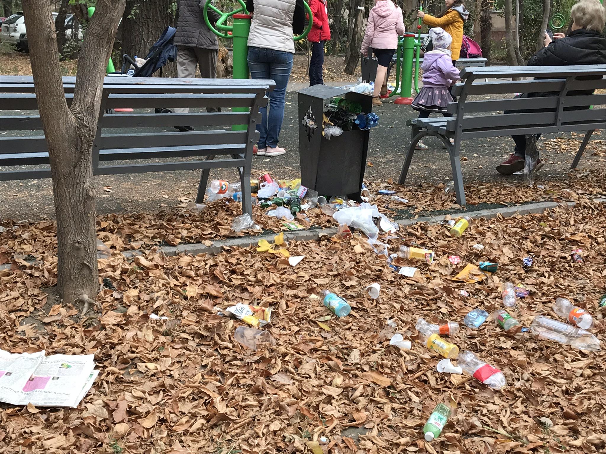 мусор на детской площадке